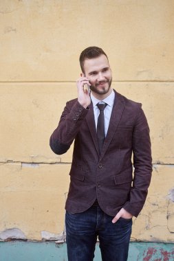 gülümseyen iş adamı ayakta dış ofis binası