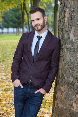 gülümseyen iş adamı ayakta dış ofis binası