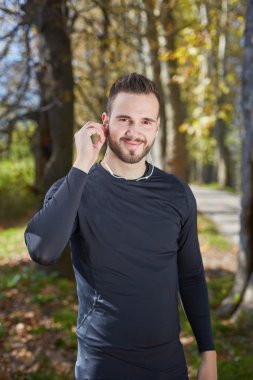 Akşam dürtmek sonra dinlenme sportif yakışıklı yorgun yerleştirmek