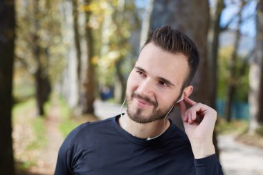 Akşam dürtmek sonra dinlenme sportif yakışıklı yorgun yerleştirmek