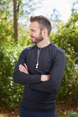 Akşam dürtmek sonra dinlenme sportif yakışıklı yorgun yerleştirmek