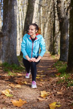 Spor. Koşucu. Genç sporcumuz germe ve çalıştırmaya hazırlanma