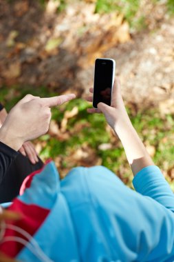 Açık havada onun akıllı telefon kullanan kadın