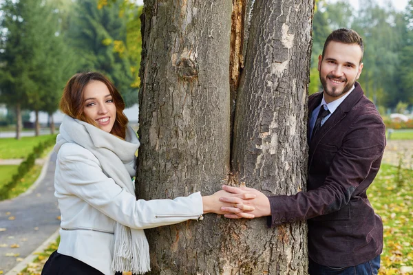 Para szperają w przeciwległych drzewa — Zdjęcie stockowe