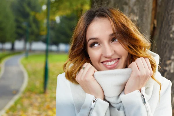 Porträtt av glad ung kvinna med hösten leafs framför f — Stockfoto