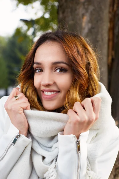 Portrét veselá mladá žena s podzimní listí před f — Stock fotografie