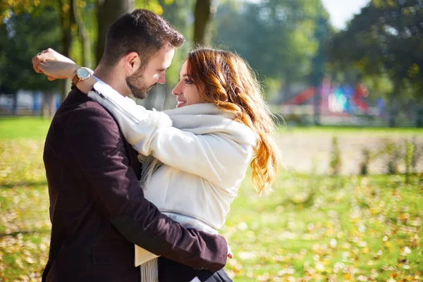 Jovens beijando ao ar livre — Fotografia de Stock