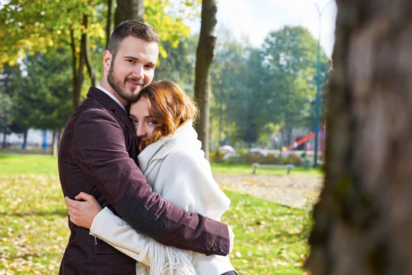 Para w jesiennym parku — Zdjęcie stockowe