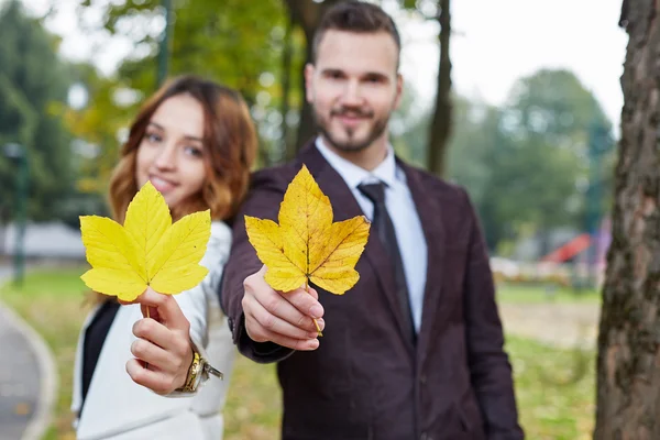 Joyeux jeune couple hipster amoureux par une journée ensoleillée en automne — Photo