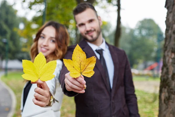 Joyeux jeune couple hipster amoureux par une journée ensoleillée en automne — Photo