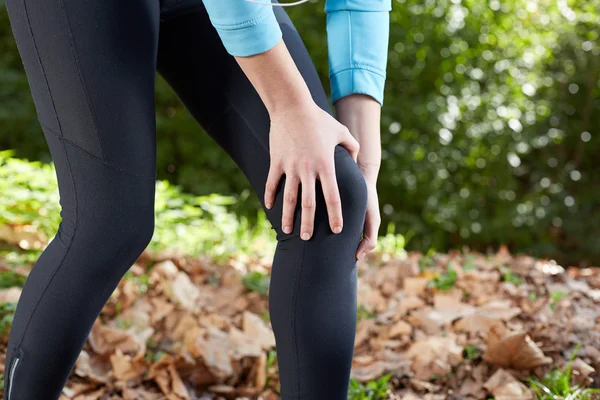 Diz yaralanması - spor Diz yaralanmaları kadın koşma. Erkek atlet