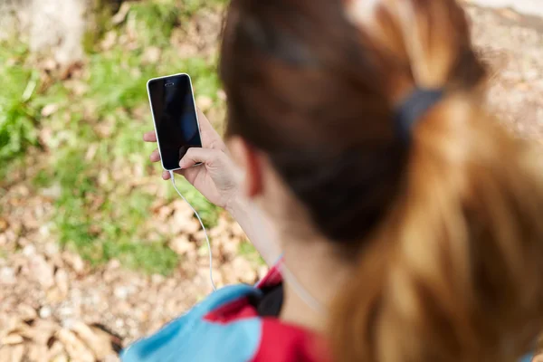 Jonge, sportieve vrouw nemen een Selfie in het Park. Ze is op zoek op Sm — Stockfoto