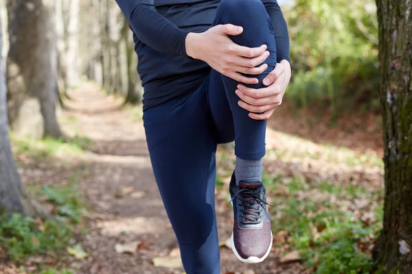 Knee Injury - sports running knee injuries on woman. Male runner — Stock Photo, Image