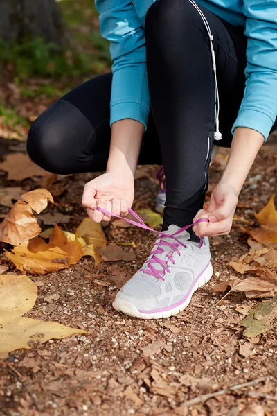 Detail nohy běžec běží v podzimní listí školení f — Stock fotografie