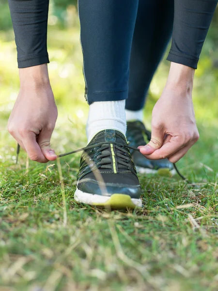 Здоровый образ жизни спортивный человек завязывая шнурки перед бегом в на — стоковое фото