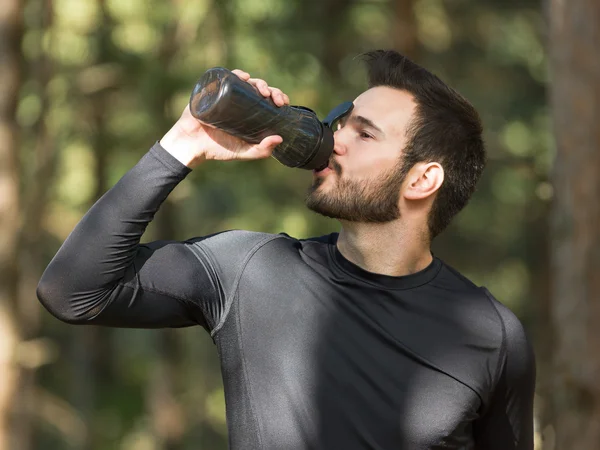 Portret van mannelijke atleet in de natuur na het joggen — Stockfoto