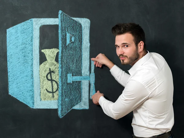 Hombre con barba delante de la caja fuerte — Foto de Stock