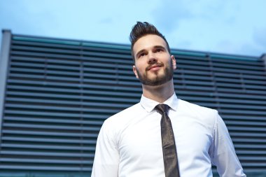 işadamı işletme binası önünde