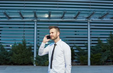 cep telefonu kullanarak iş adamı