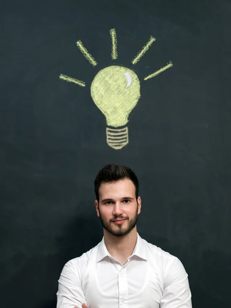 Unga leende man har en bra idé — Stockfoto