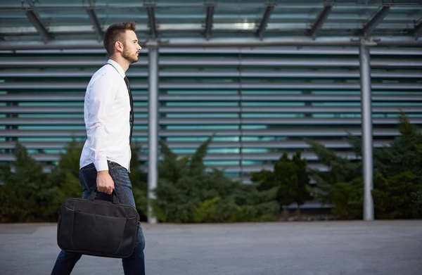 Detalle de un hombre de negocios sosteniendo un maletín — Foto de Stock