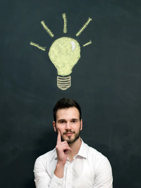 Joven hombre sonriente teniendo una buena idea — Foto de Stock