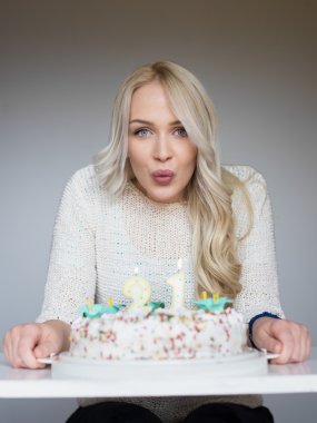 Birt plakalı tutan genç güzel sarışın kız portresi