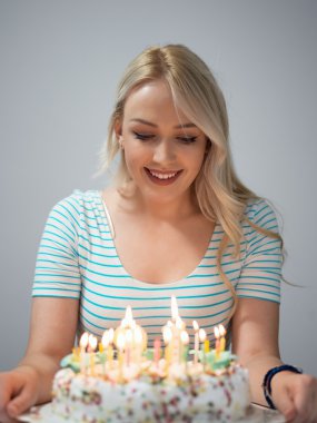 Birt plakalı tutan genç güzel sarışın kız portresi