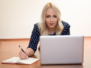 bilgisayar. l çalışma laptop.woman.girl. businesswoman.girl