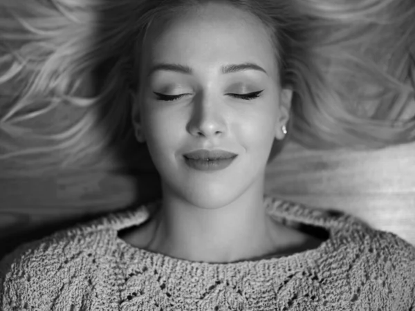 Černobílý portrét spící ženy — Stock fotografie