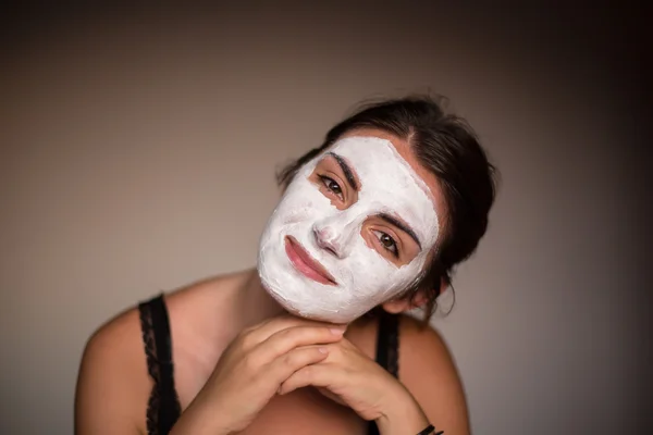 Joven mujer emocional con máscara facial —  Fotos de Stock