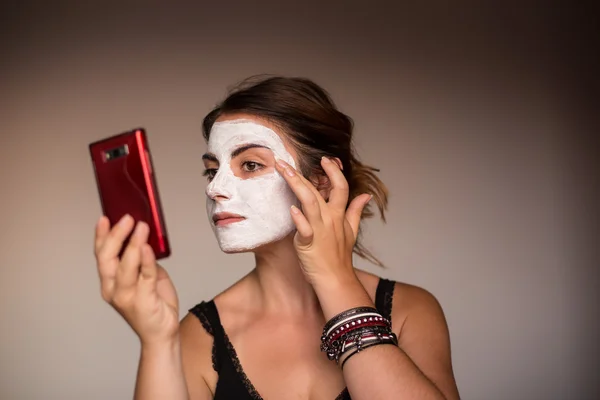 Расслабленная женщина с глубокой очищающей питательной маской на лице — стоковое фото