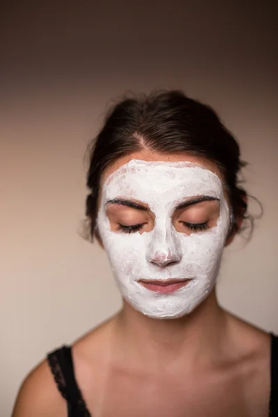 Mujer con máscara facial de arcilla en balneario . —  Fotos de Stock