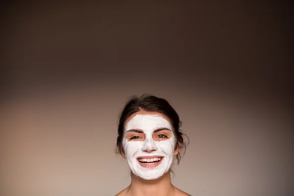 Молодая эмоциональная женщина в маске — стоковое фото