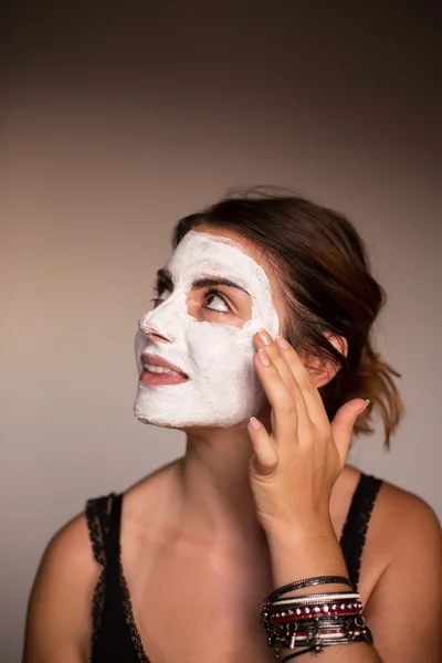 Belleza mujeres recibiendo máscara facial —  Fotos de Stock