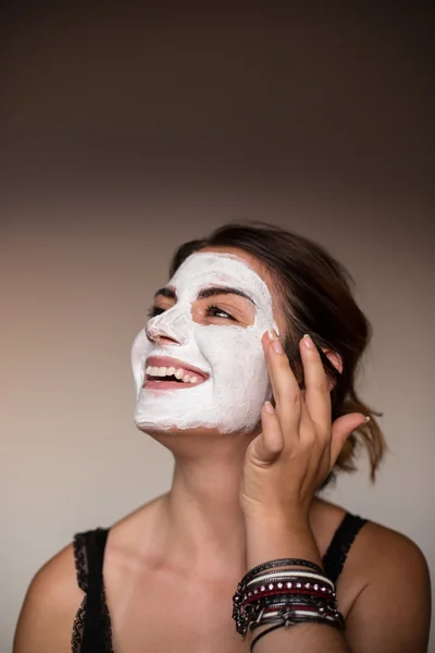 Belleza mujeres recibiendo máscara facial —  Fotos de Stock