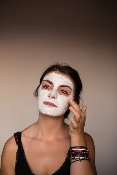 Belleza mujeres recibiendo máscara facial —  Fotos de Stock