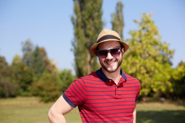 Genç hipster adam giyen şapka