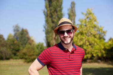 Genç hipster adam giyen şapka