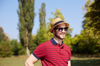 Genç hipster adam giyen şapka