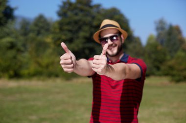 bir ağaç ve gösteren tabanındaki yanında oturan genç casual adam