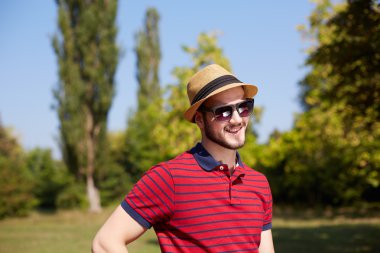 Genç hipster adam giyen şapka