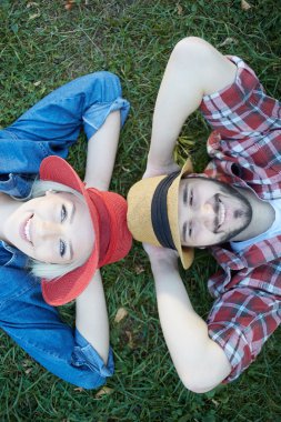 Güneşli bir parkta şirin çift