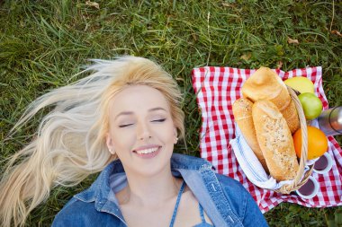 beautifuwoman bahçesinde bulunan elma