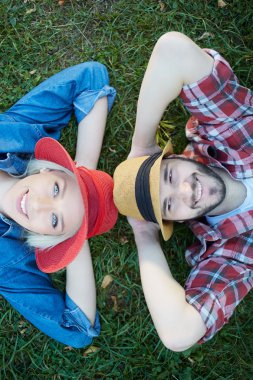 Güneşli bir günde parkta uzanan sevimli bir çift.