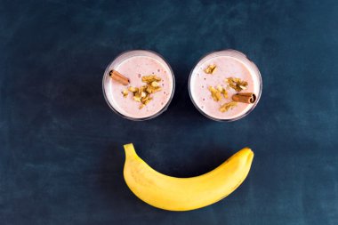 Taze süt, çilek iç gülümseme şeklinde