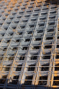 Armatür oluşturmak için çelik çubukları güçlendirmekte