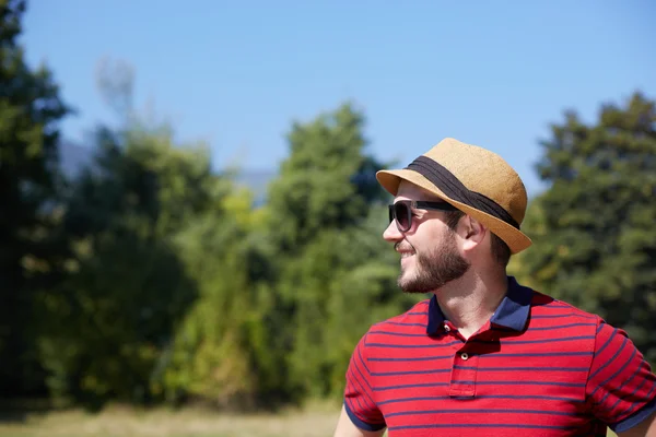 Homem jovem hipster usando chapéu — Fotografia de Stock