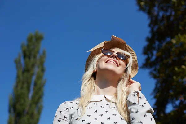 Žena v klobouku a plášti v podzimním čase venkovní — Stock fotografie