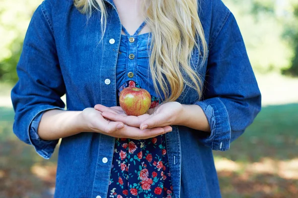 Kobieta gospodarstwo jabłko — Zdjęcie stockowe